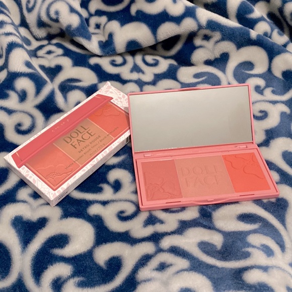 Doll face blush pallete, makeup bag & free face brush bundle - Picture 5 of 6